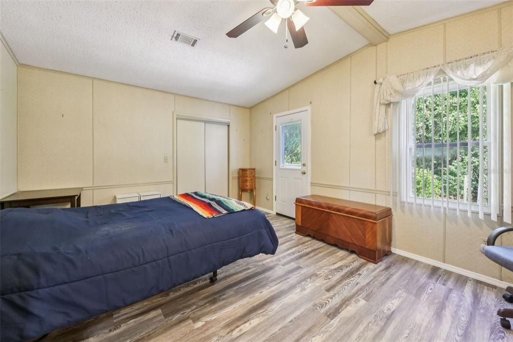 合同活跃: $200,000 (2 贝兹, 2 浴室, 1040 平方英尺)