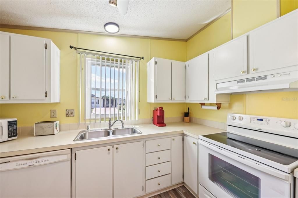 合同活跃: $200,000 (2 贝兹, 2 浴室, 1040 平方英尺)