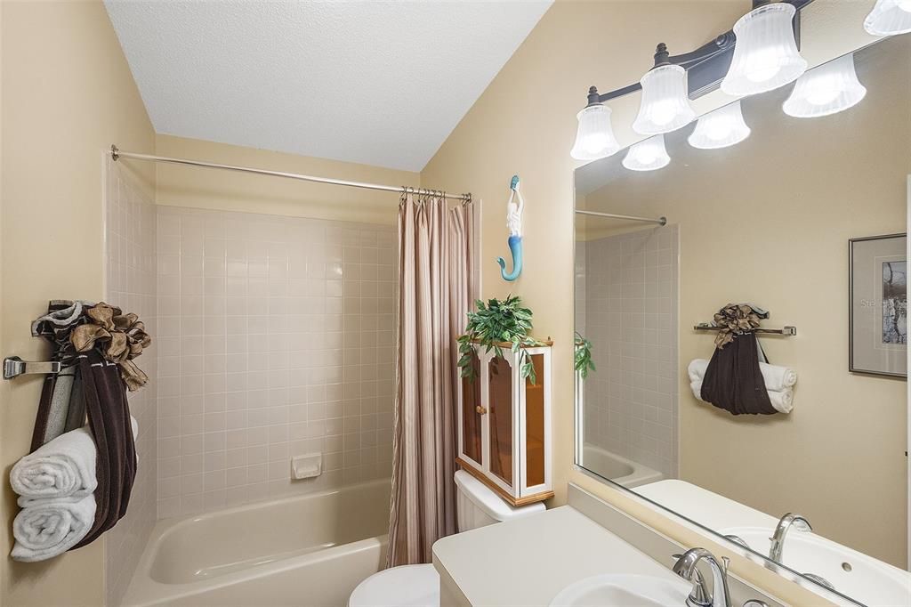 For Sale: $260,000 (2 beds, 2 baths, 1040 Square Feet)