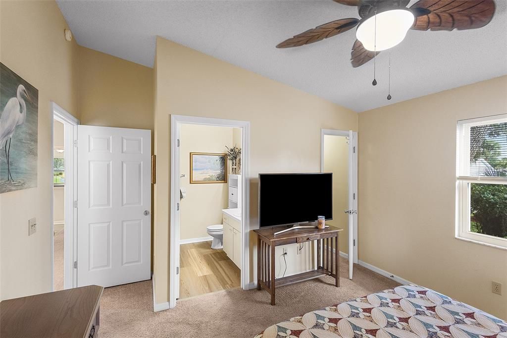 For Sale: $260,000 (2 beds, 2 baths, 1040 Square Feet)