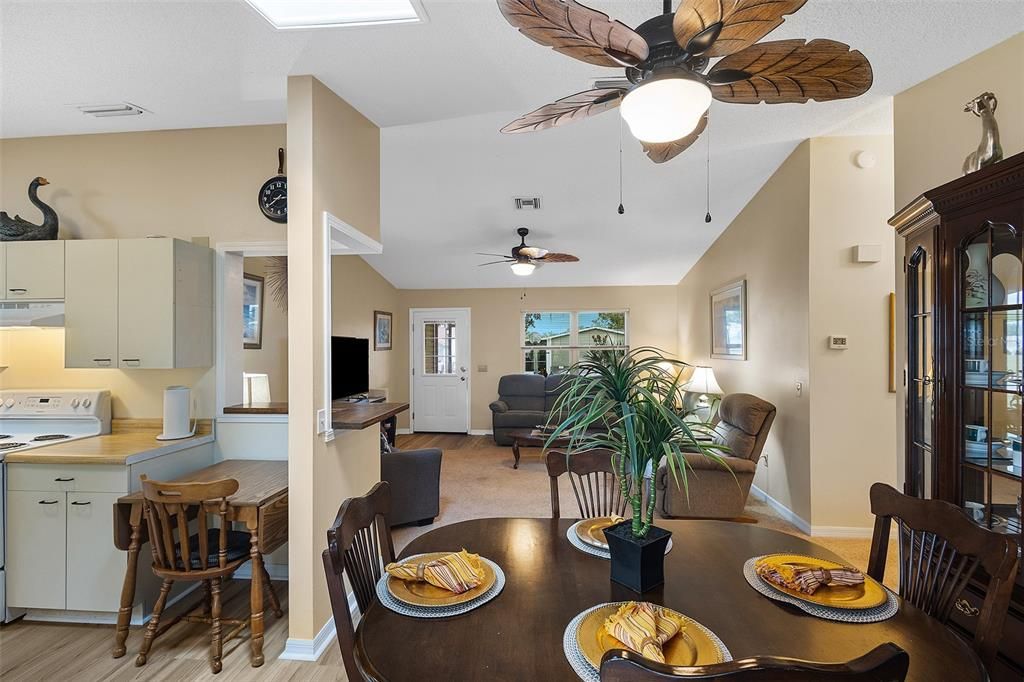 For Sale: $260,000 (2 beds, 2 baths, 1040 Square Feet)