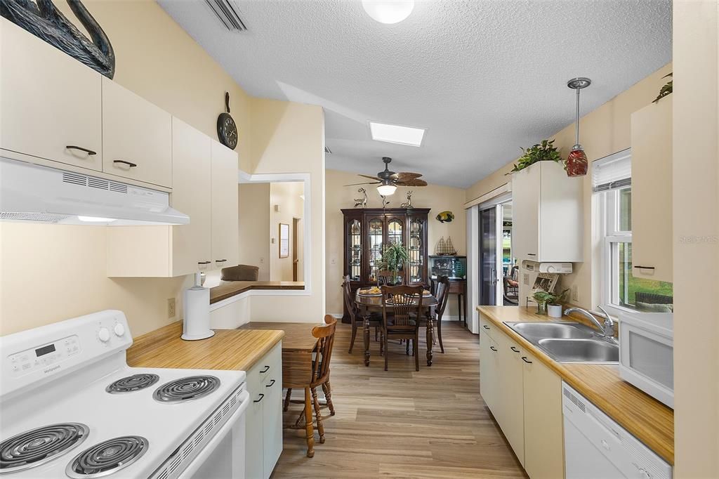 For Sale: $260,000 (2 beds, 2 baths, 1040 Square Feet)