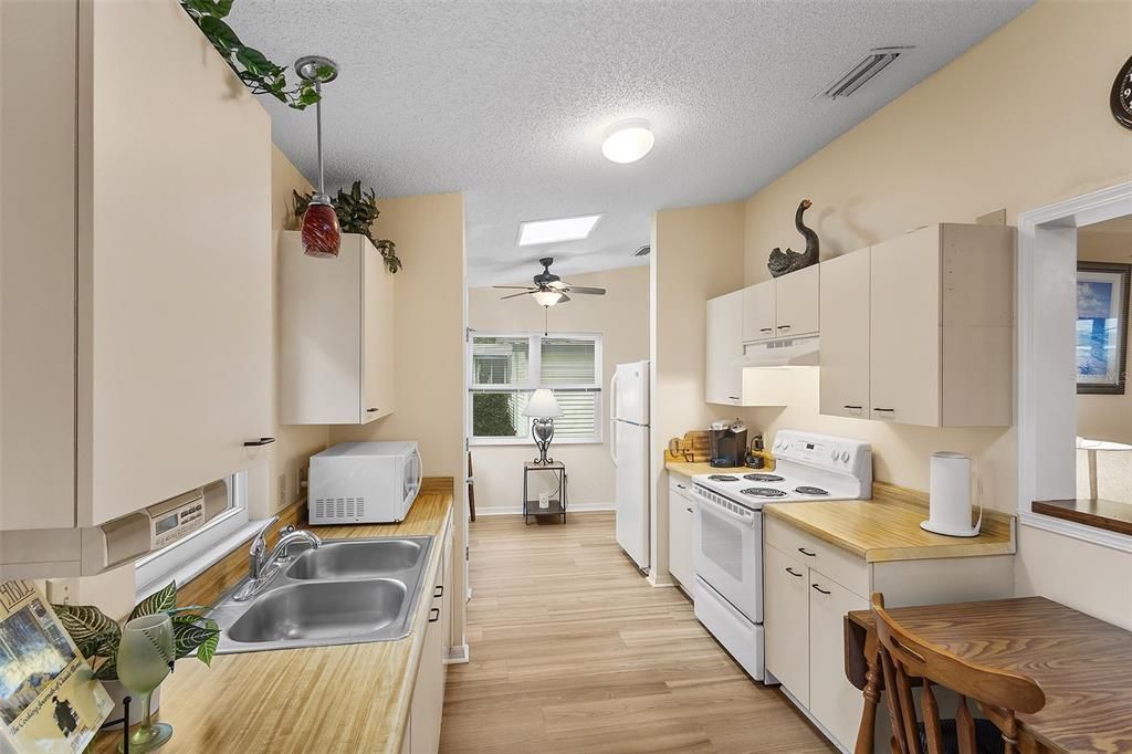 For Sale: $260,000 (2 beds, 2 baths, 1040 Square Feet)