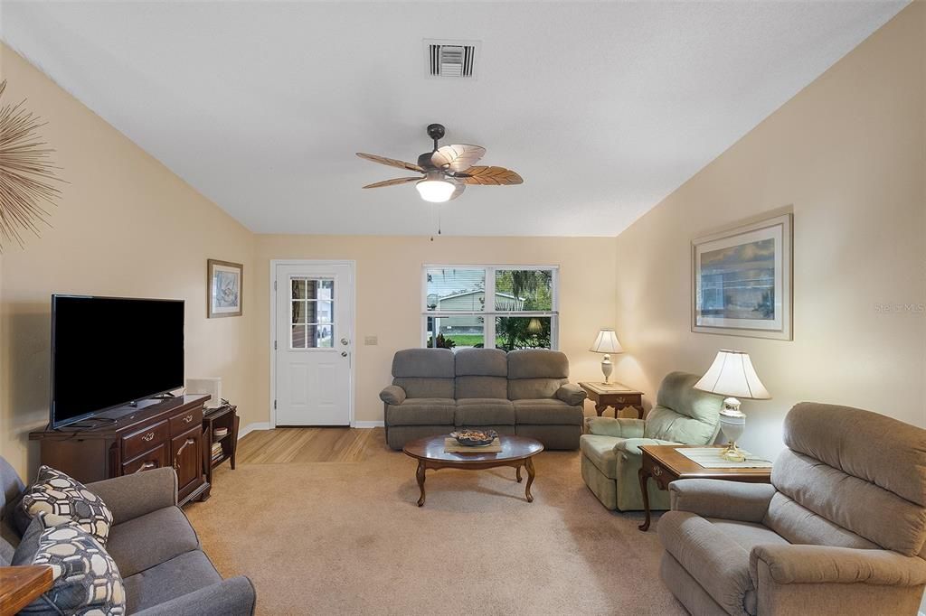 For Sale: $260,000 (2 beds, 2 baths, 1040 Square Feet)