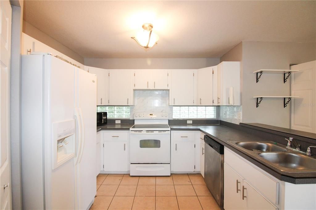 Active With Contract: $1,600 (2 beds, 2 baths, 1554 Square Feet)