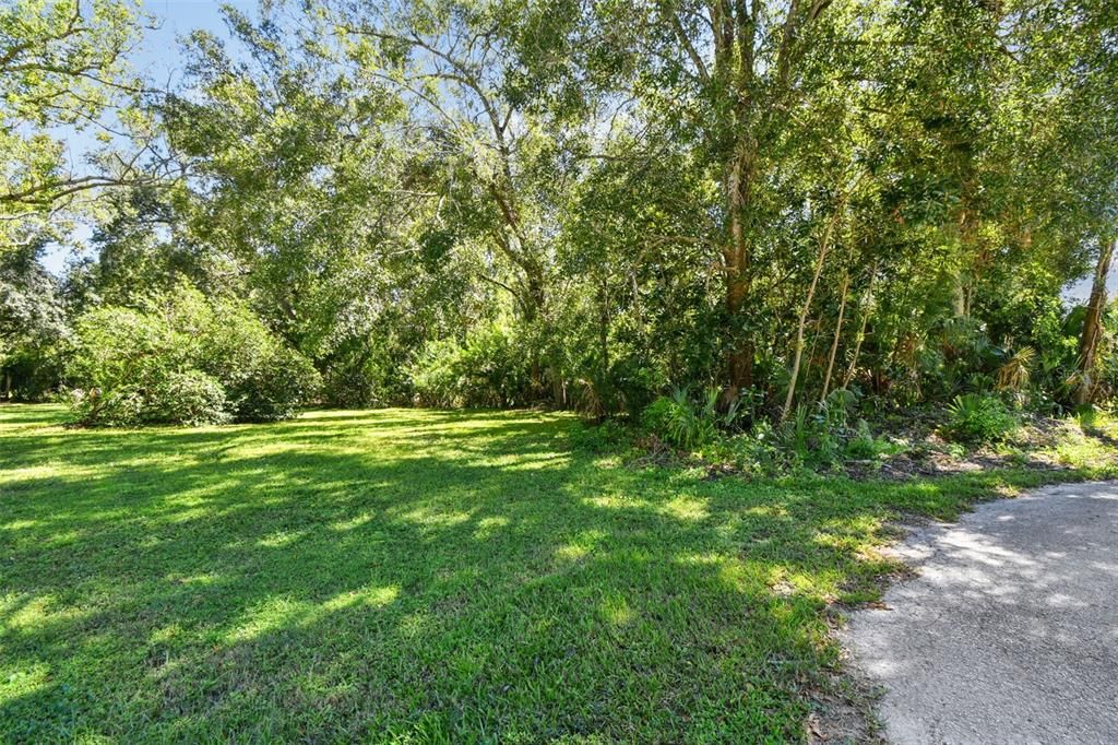 待售: $345,000 (0.76 acres)