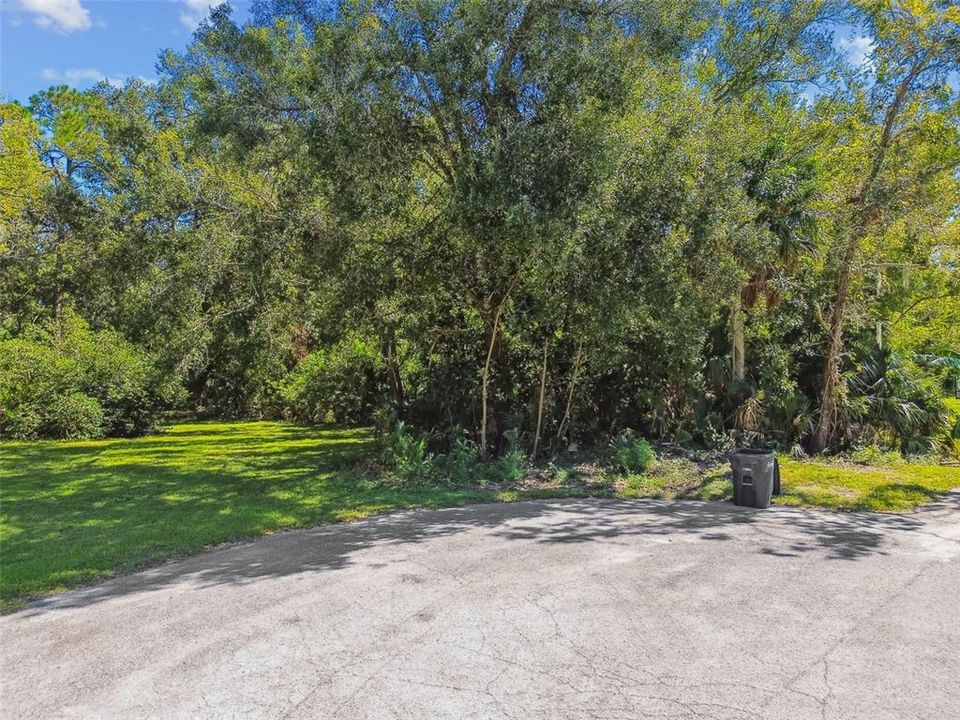 待售: $345,000 (0.76 acres)