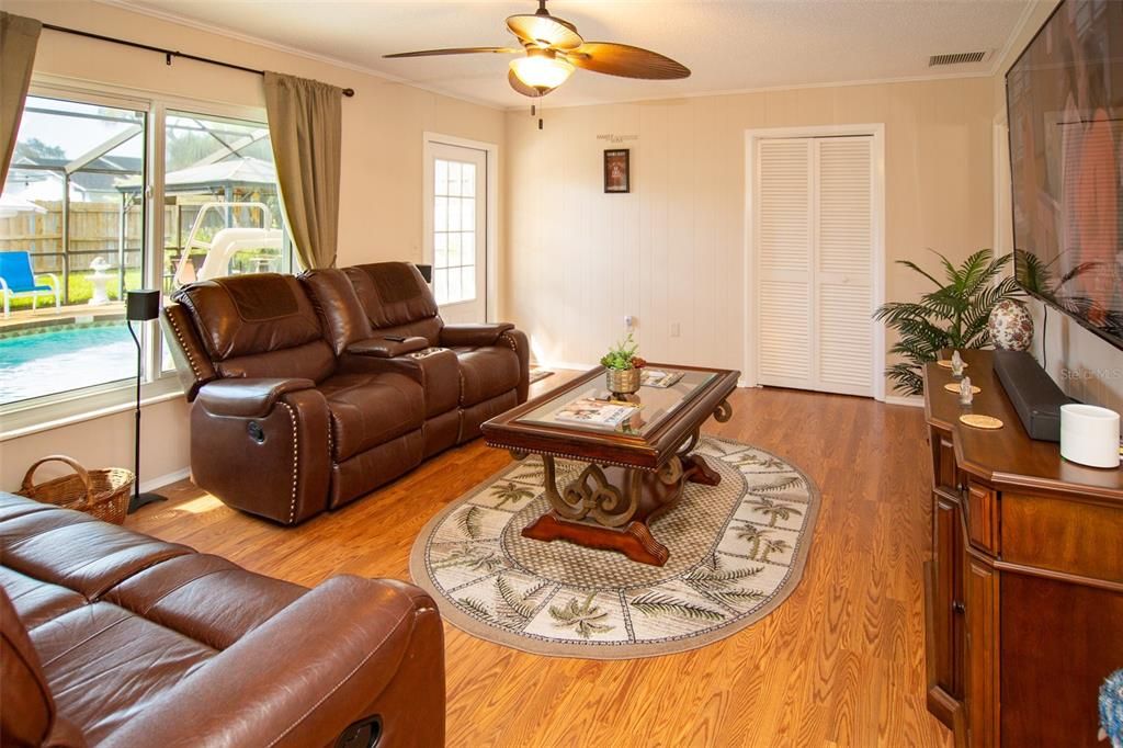 En Venta: $549,900 (3 camas, 2 baños, 1727 Pies cuadrados)