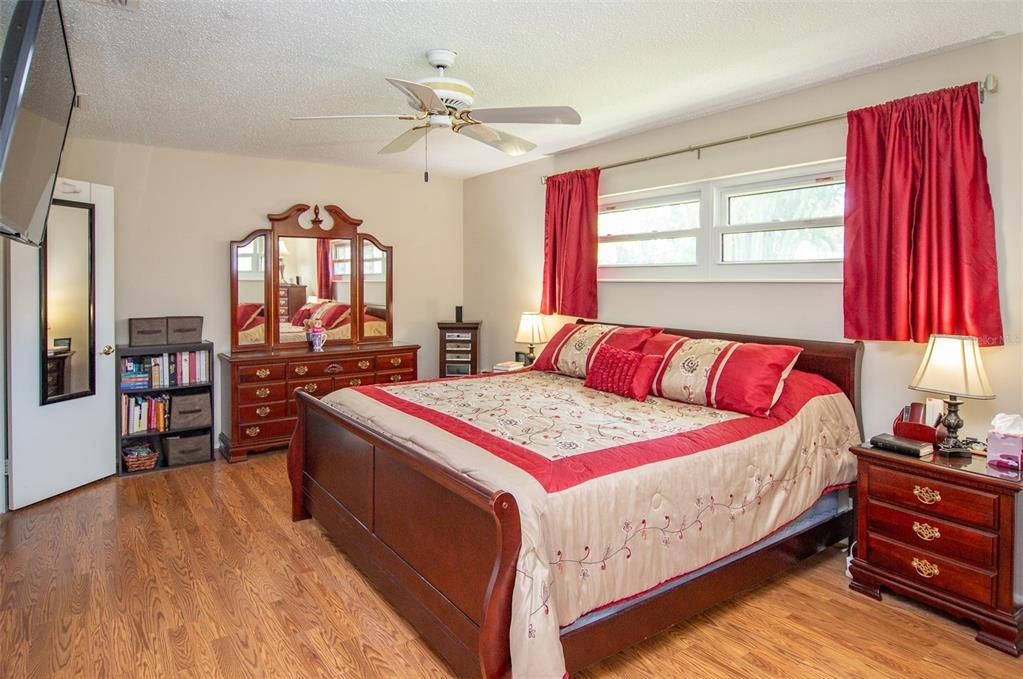 En Venta: $549,900 (3 camas, 2 baños, 1727 Pies cuadrados)