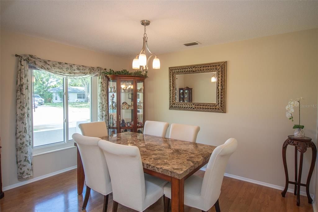 En Venta: $549,900 (3 camas, 2 baños, 1727 Pies cuadrados)