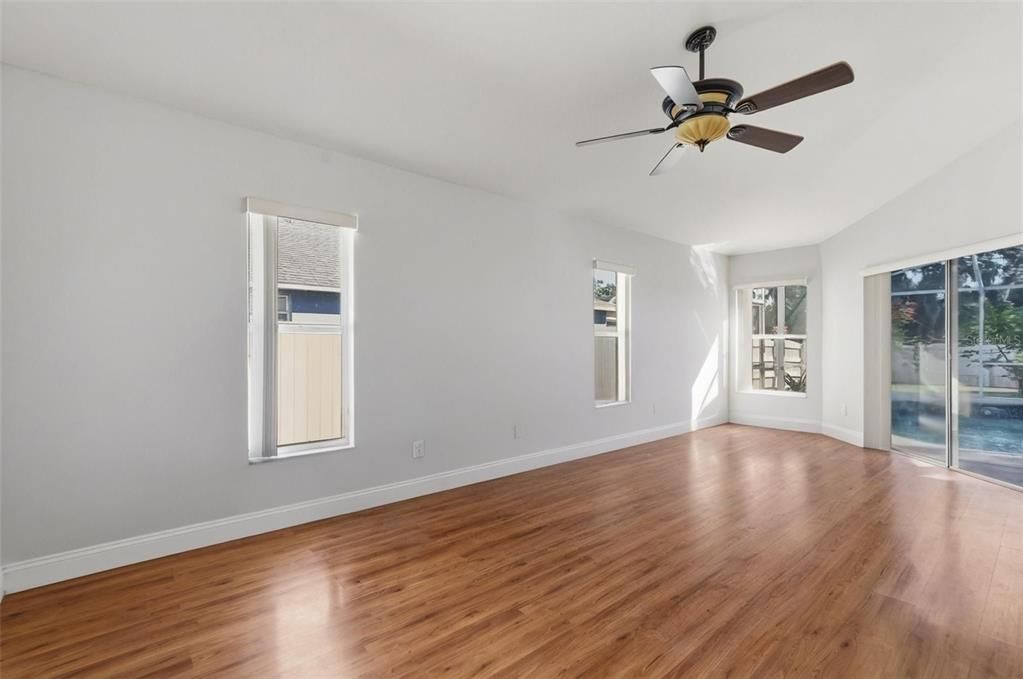 Activo con contrato: $430,000 (4 camas, 3 baños, 2077 Pies cuadrados)