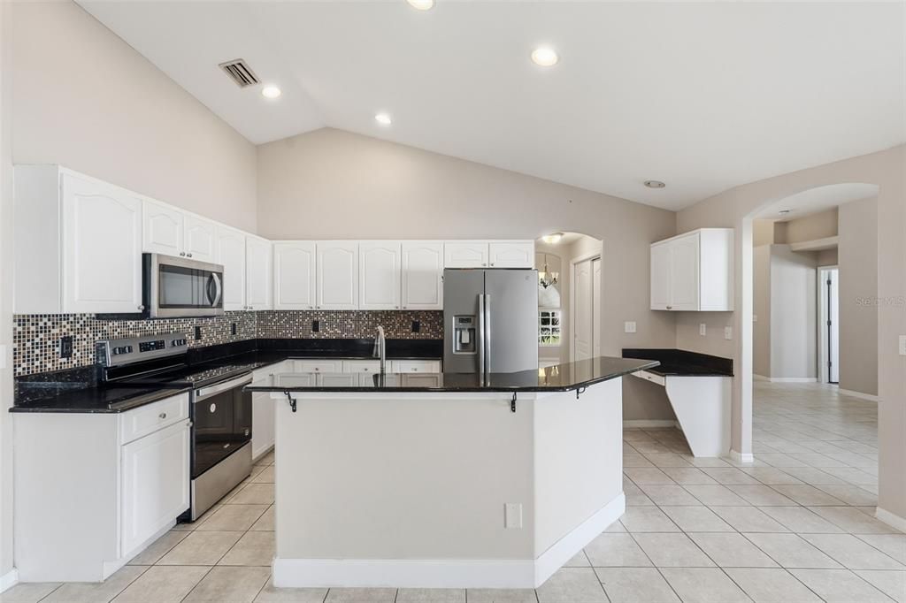 Activo con contrato: $430,000 (4 camas, 3 baños, 2077 Pies cuadrados)