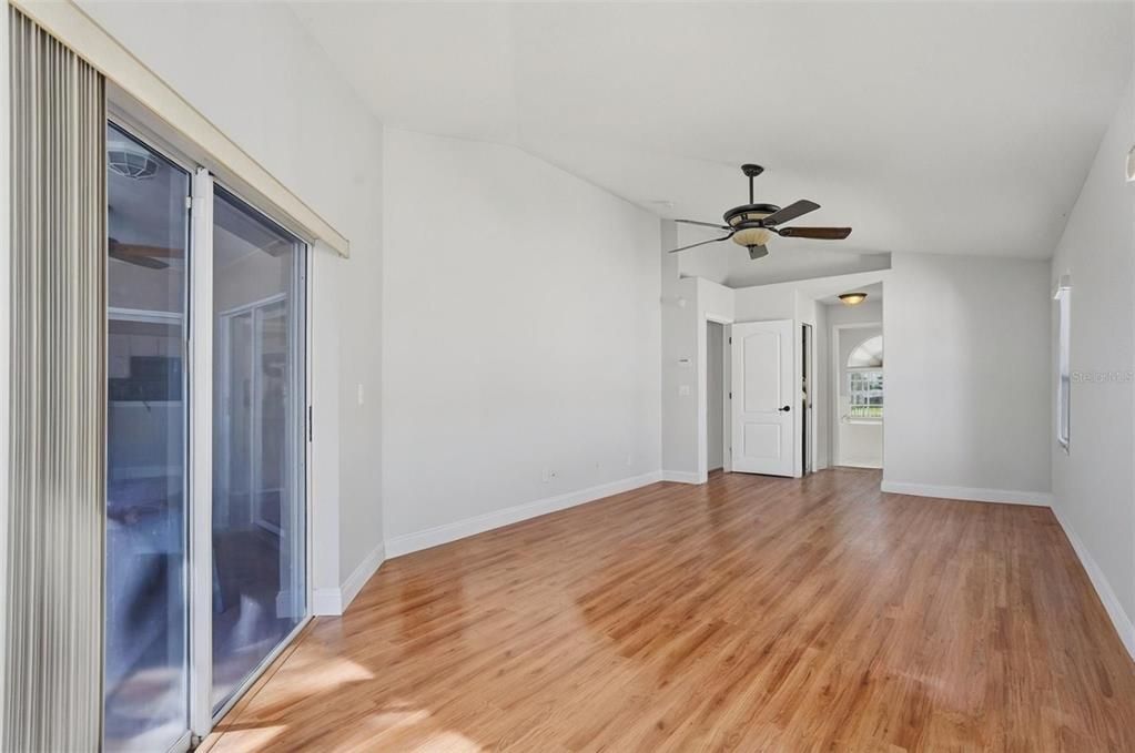 Activo con contrato: $430,000 (4 camas, 3 baños, 2077 Pies cuadrados)