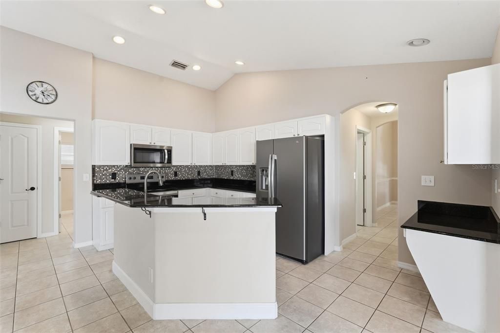 Activo con contrato: $430,000 (4 camas, 3 baños, 2077 Pies cuadrados)