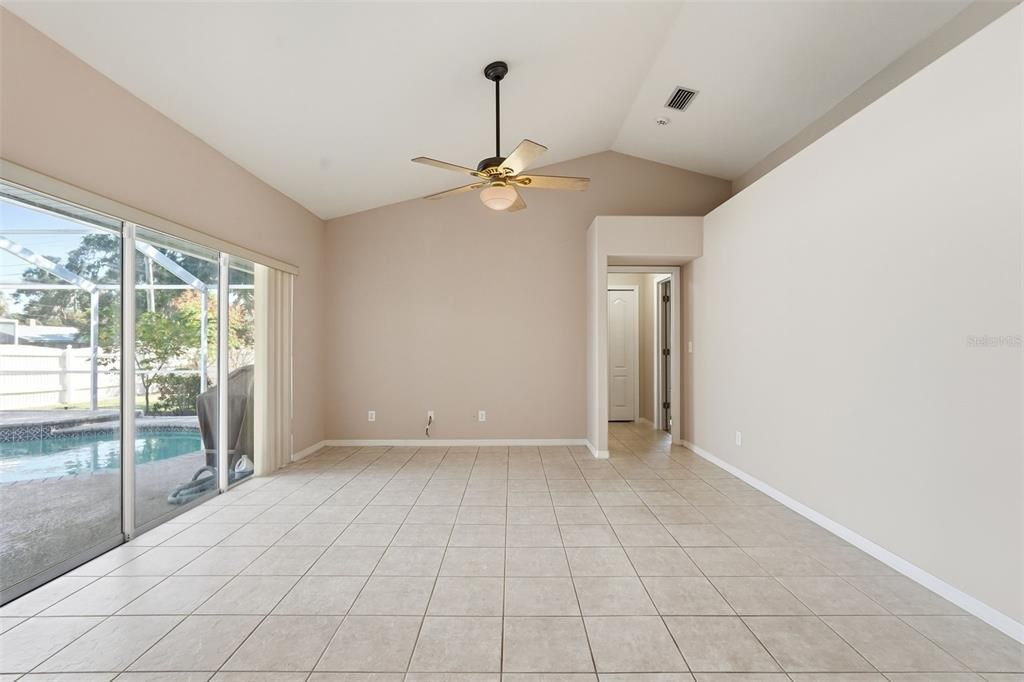 Activo con contrato: $430,000 (4 camas, 3 baños, 2077 Pies cuadrados)