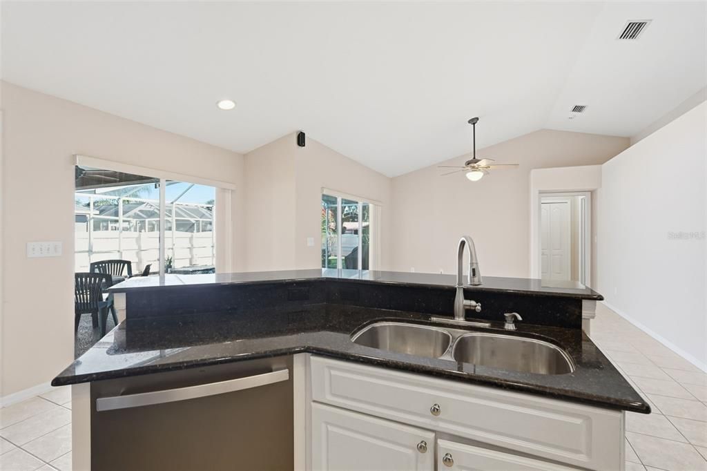 Activo con contrato: $430,000 (4 camas, 3 baños, 2077 Pies cuadrados)