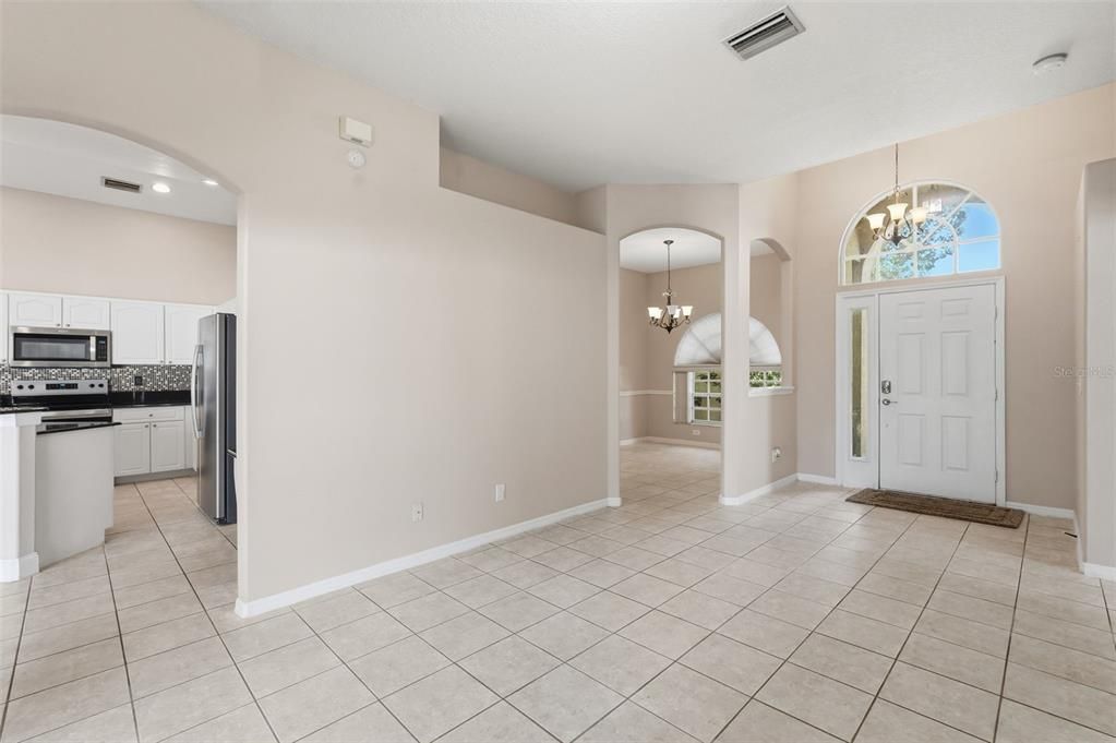 Activo con contrato: $430,000 (4 camas, 3 baños, 2077 Pies cuadrados)