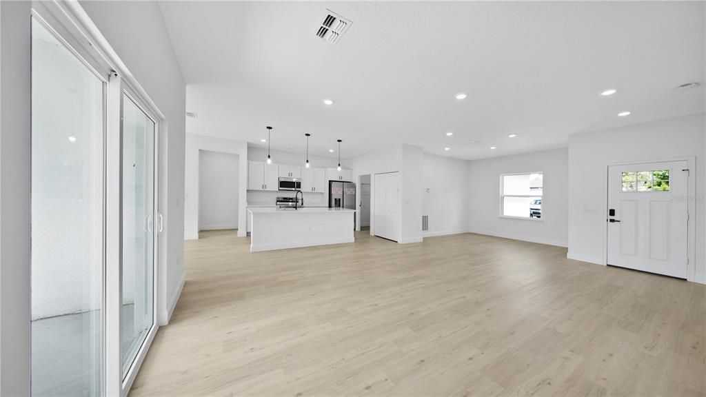 For Sale: $321,900 (4 beds, 3 baths, 1952 Square Feet)