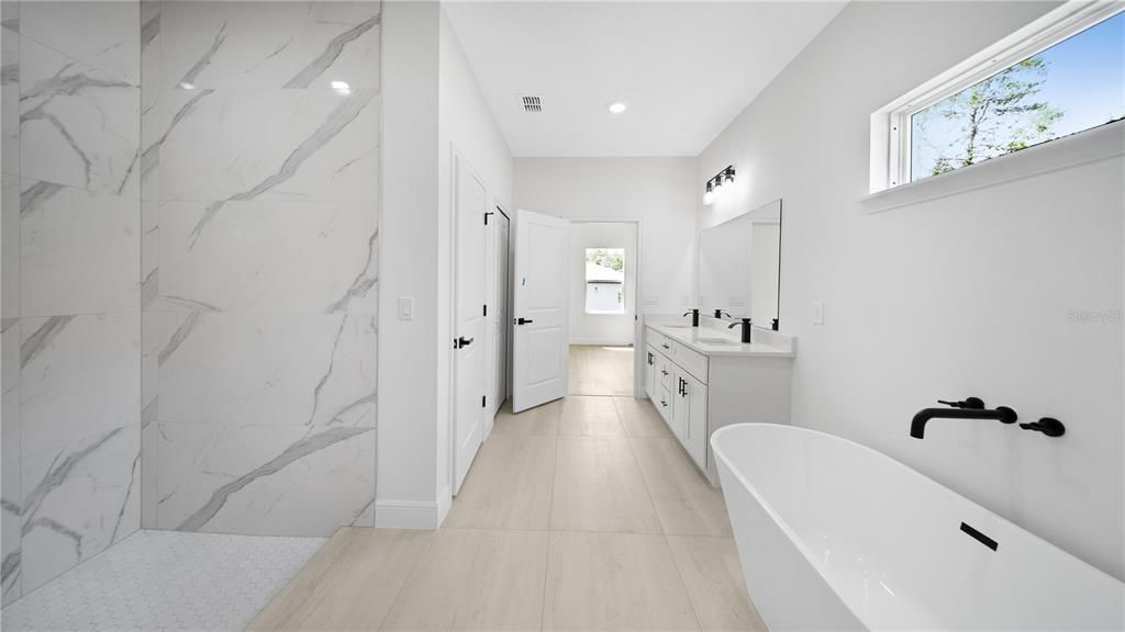 For Sale: $321,900 (4 beds, 3 baths, 1952 Square Feet)