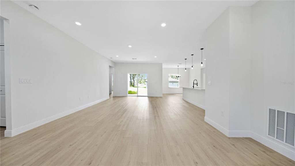 For Sale: $321,900 (4 beds, 3 baths, 1952 Square Feet)