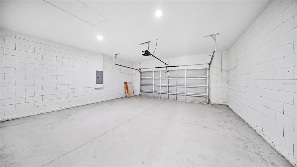 For Sale: $321,900 (4 beds, 3 baths, 1952 Square Feet)