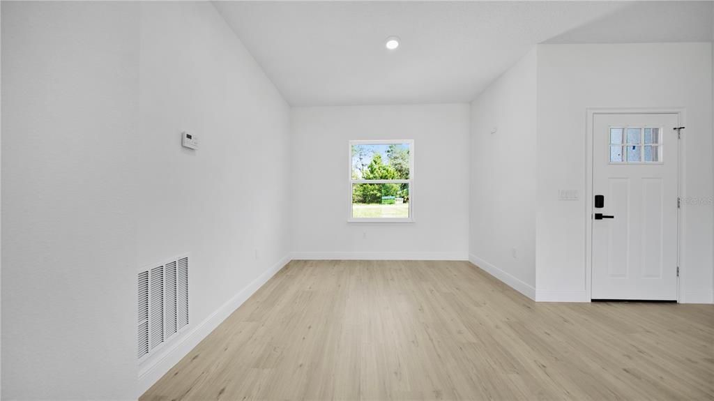 For Sale: $321,900 (4 beds, 3 baths, 1952 Square Feet)