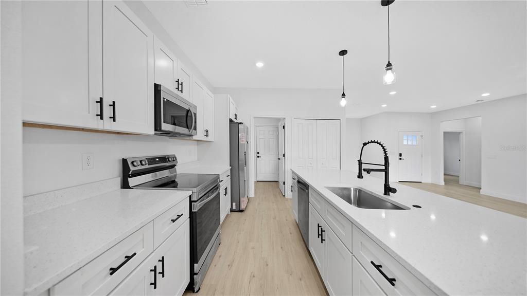 For Sale: $321,900 (4 beds, 3 baths, 1952 Square Feet)