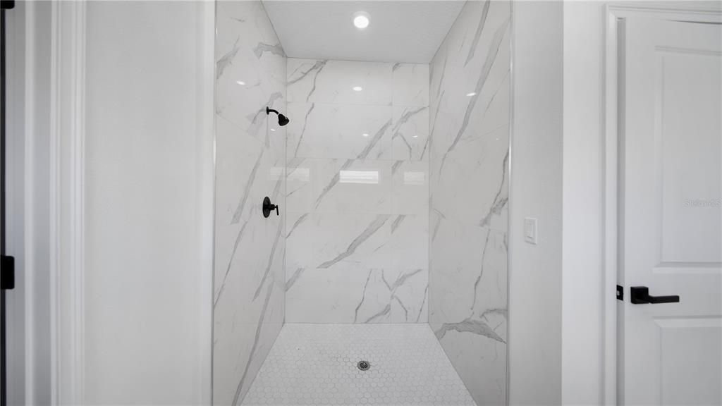 For Sale: $321,900 (4 beds, 3 baths, 1952 Square Feet)