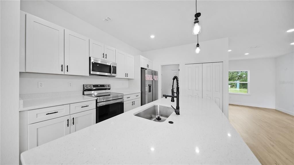 For Sale: $321,900 (4 beds, 3 baths, 1952 Square Feet)