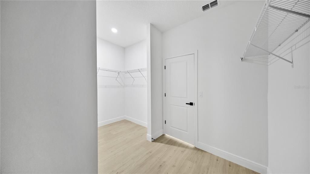 For Sale: $321,900 (4 beds, 3 baths, 1952 Square Feet)