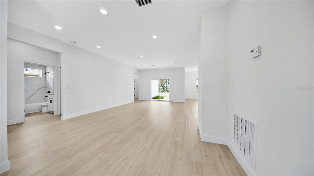 For Sale: $321,900 (4 beds, 3 baths, 1952 Square Feet)