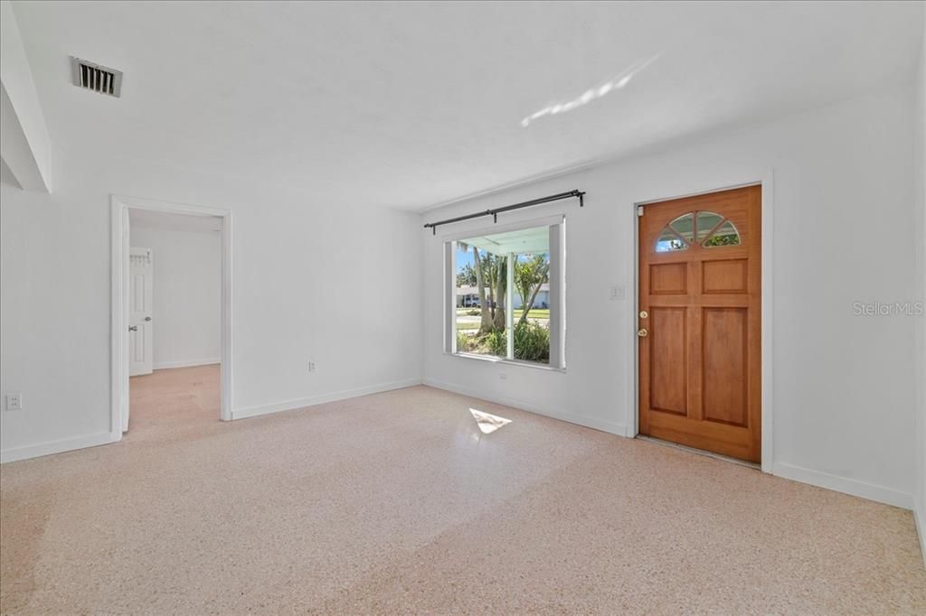 待售: $325,000 (4 贝兹, 2 浴室, 1648 平方英尺)