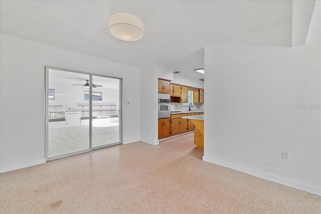 待售: $325,000 (4 贝兹, 2 浴室, 1648 平方英尺)