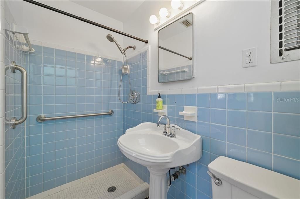 待售: $325,000 (4 贝兹, 2 浴室, 1648 平方英尺)