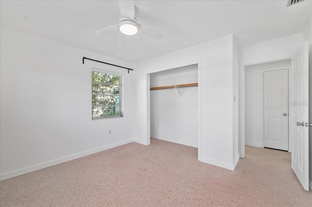 待售: $325,000 (4 贝兹, 2 浴室, 1648 平方英尺)