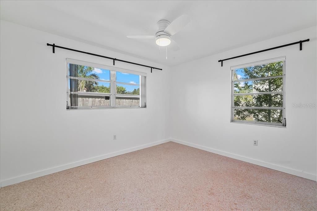 待售: $325,000 (4 贝兹, 2 浴室, 1648 平方英尺)