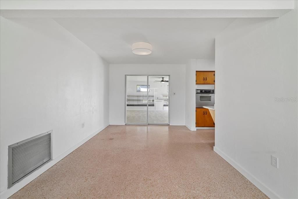 待售: $325,000 (4 贝兹, 2 浴室, 1648 平方英尺)