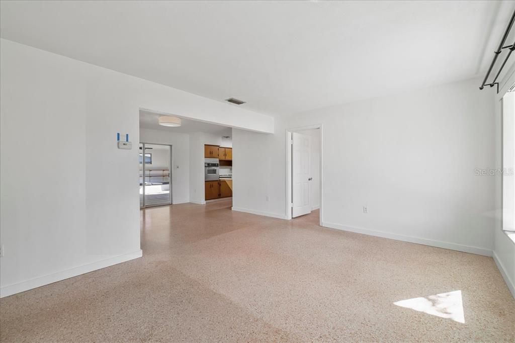 待售: $325,000 (4 贝兹, 2 浴室, 1648 平方英尺)