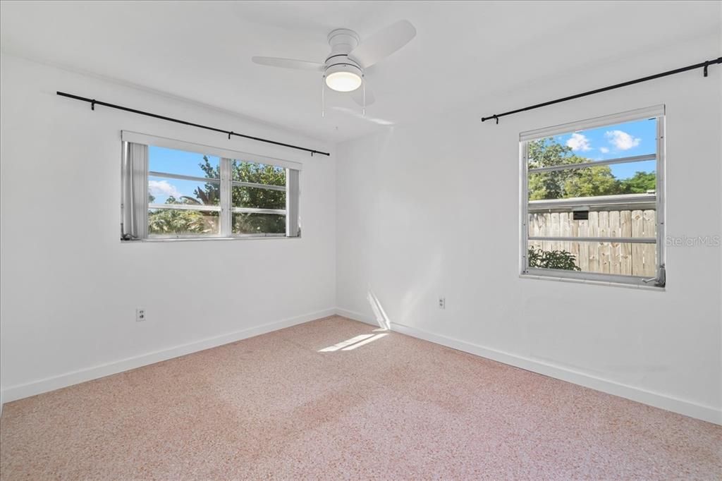 待售: $325,000 (4 贝兹, 2 浴室, 1648 平方英尺)