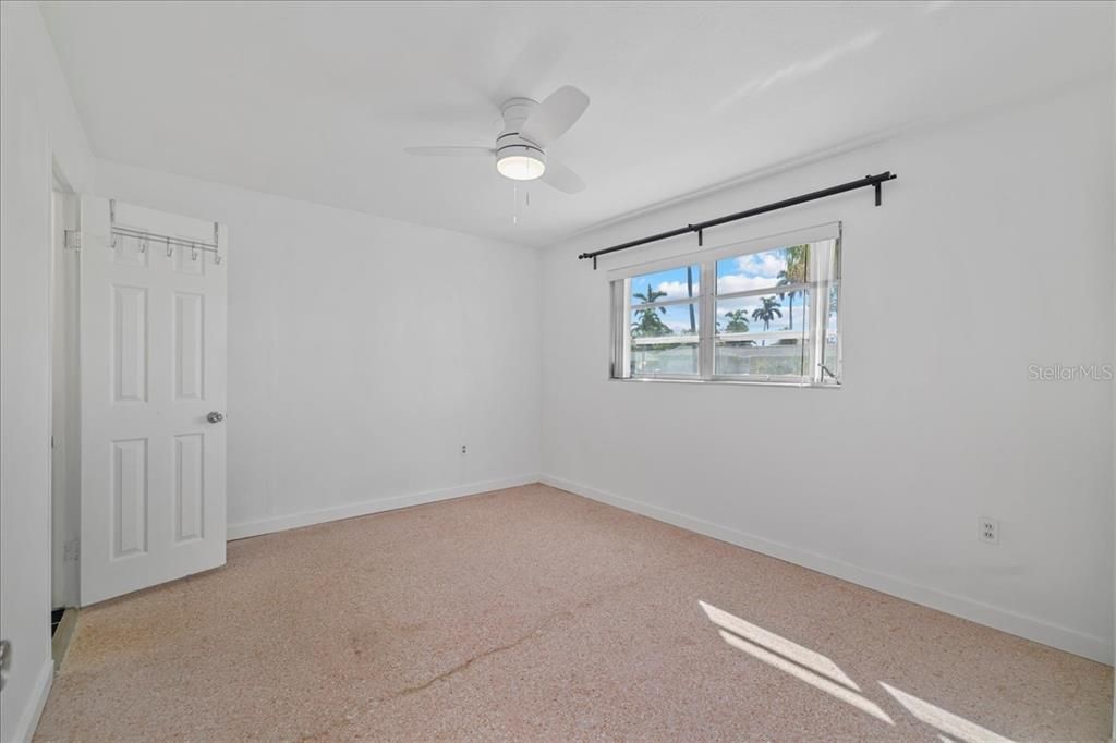 待售: $325,000 (4 贝兹, 2 浴室, 1648 平方英尺)