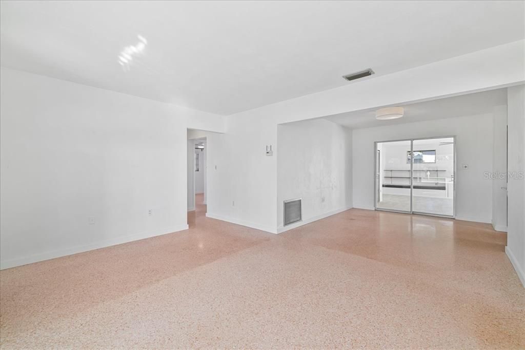 待售: $325,000 (4 贝兹, 2 浴室, 1648 平方英尺)