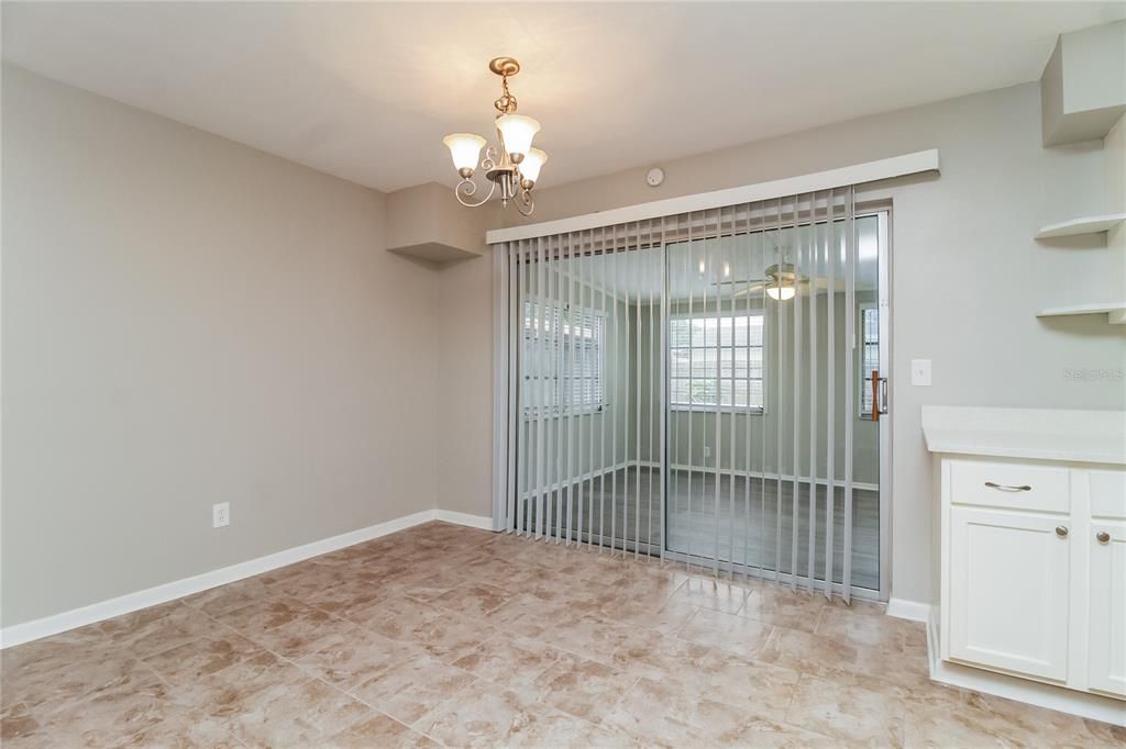 出租: $1,645 (3 贝兹, 1 浴室, 1248 平方英尺)