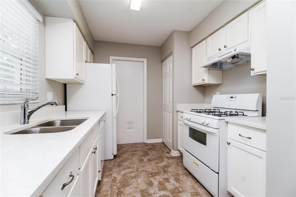 出租: $1,645 (3 贝兹, 1 浴室, 1248 平方英尺)