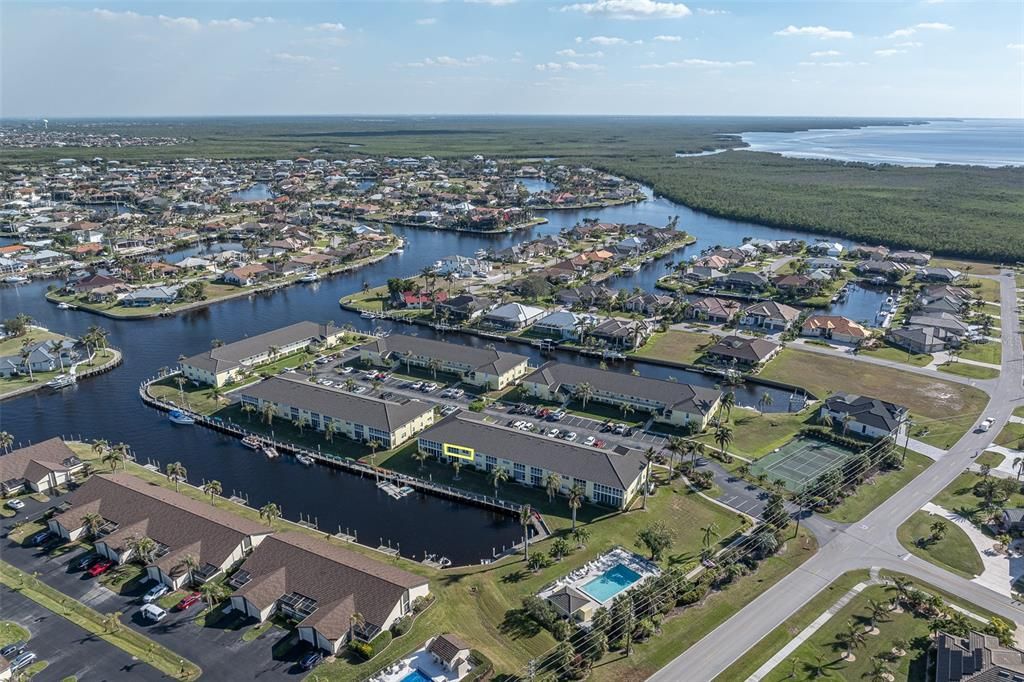 Под контрактом: $215,000 (2 спален, 2 ванн, 1110 Квадратных фут)