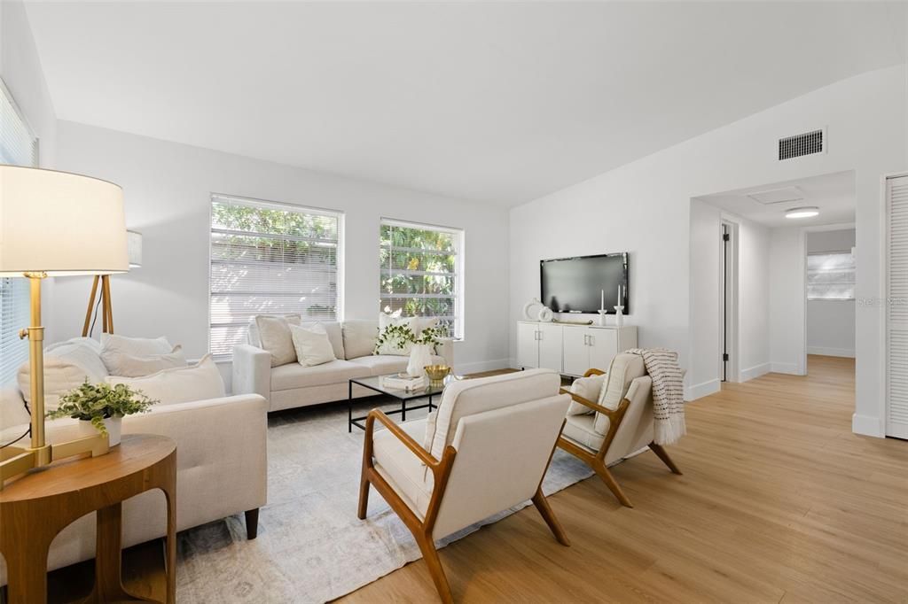 合同活跃: $359,000 (3 贝兹, 1 浴室, 1390 平方英尺)