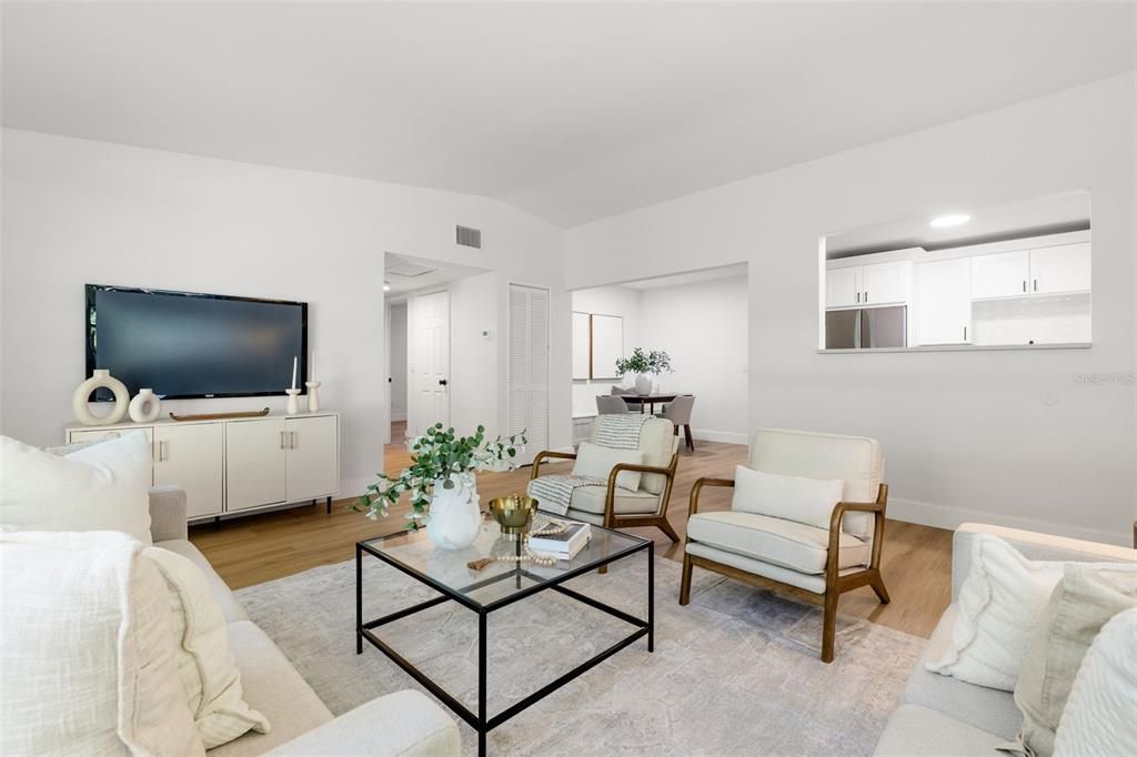 合同活跃: $359,000 (3 贝兹, 1 浴室, 1390 平方英尺)