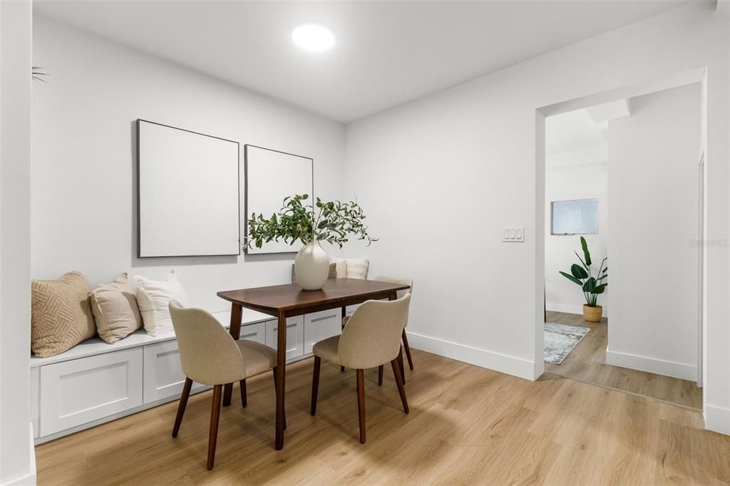 合同活跃: $359,000 (3 贝兹, 1 浴室, 1390 平方英尺)