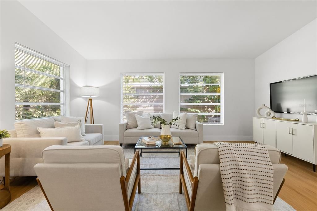 合同活跃: $359,000 (3 贝兹, 1 浴室, 1390 平方英尺)