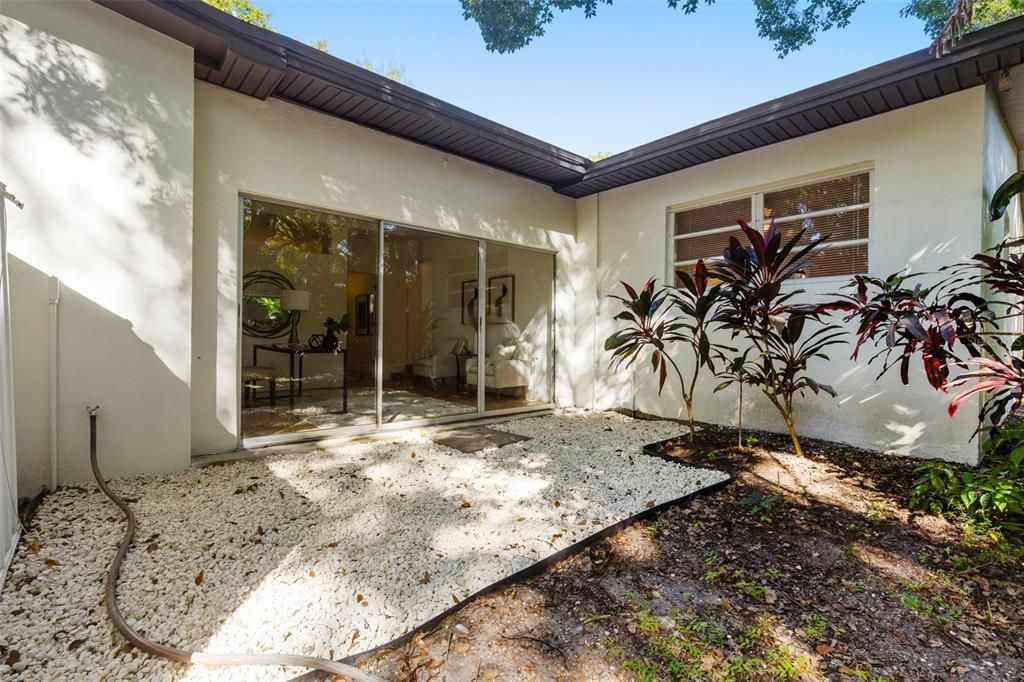 合同活跃: $359,000 (3 贝兹, 1 浴室, 1390 平方英尺)