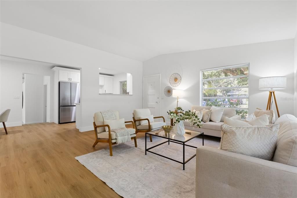 合同活跃: $359,000 (3 贝兹, 1 浴室, 1390 平方英尺)